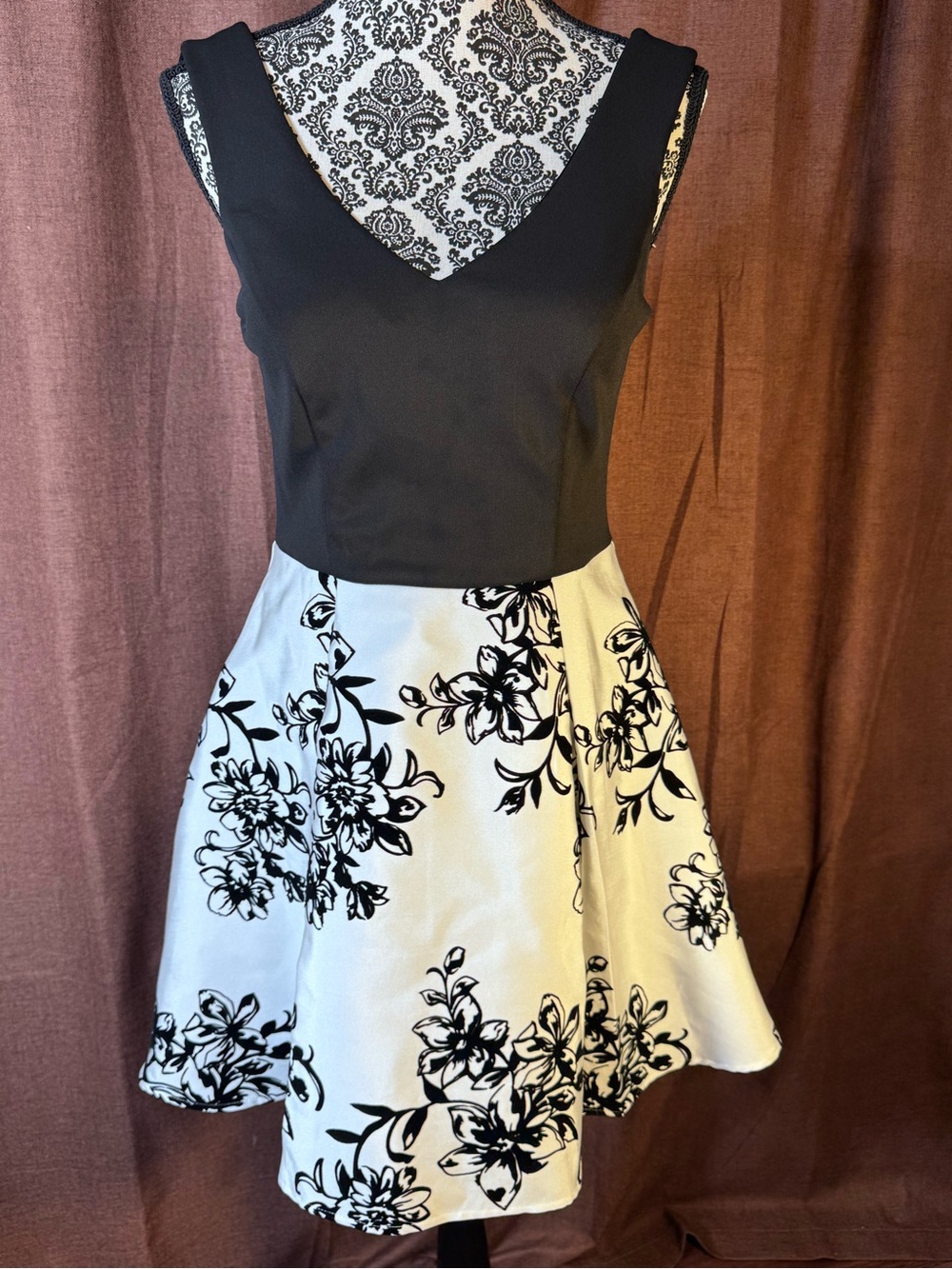 Social Couture Black & White Velvet Floral Fit-and-Flare Dress size M - Picture 2 of 9